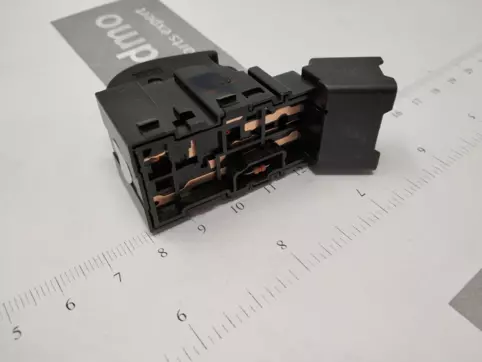 SWITCH POWER WINDOW REAR RH: MAHINDRA 0111JAP00191N -compatibility