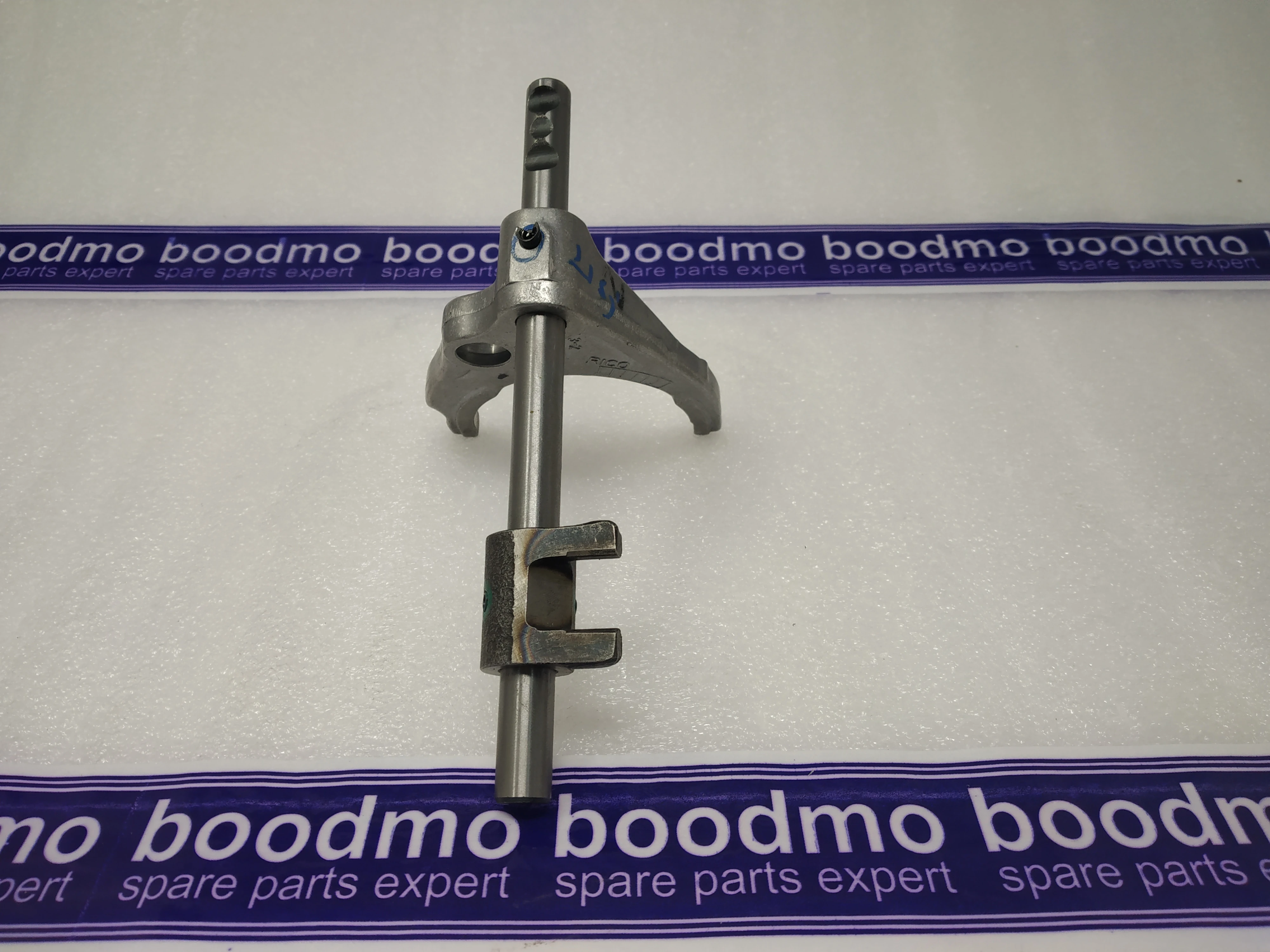 SHAFT, LOW SPEED GEAR SHIFT: MARUTI SUZUKI 25401M68K00