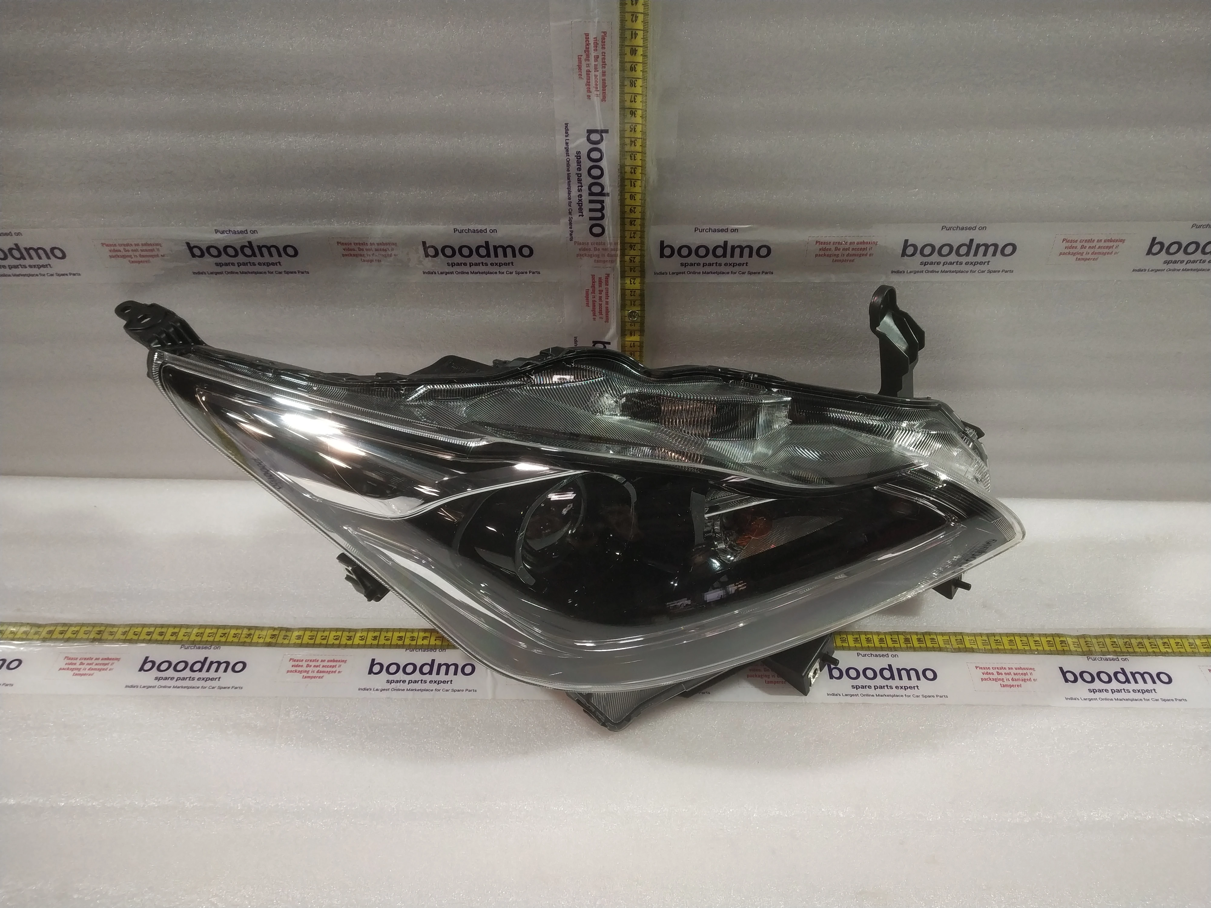 HEADLAMP ASSY,RH: MARUTI SUZUKI 35100M55T03 -compatibility