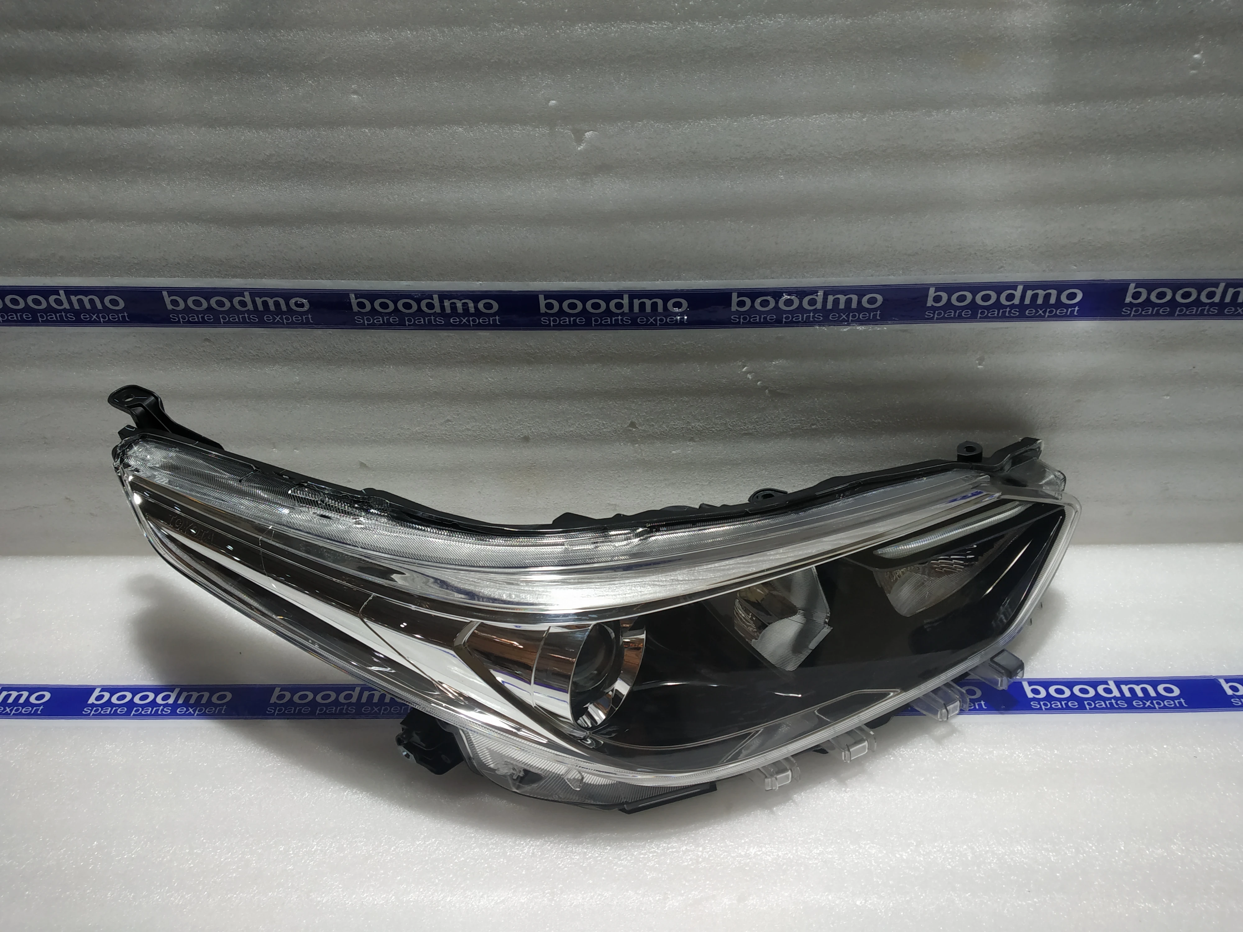 81170-V1051　81130-V1051 UNIT ASSY, HEADLAMP, RH: Toyota / Lexus 81130-0DG90 -compatibility